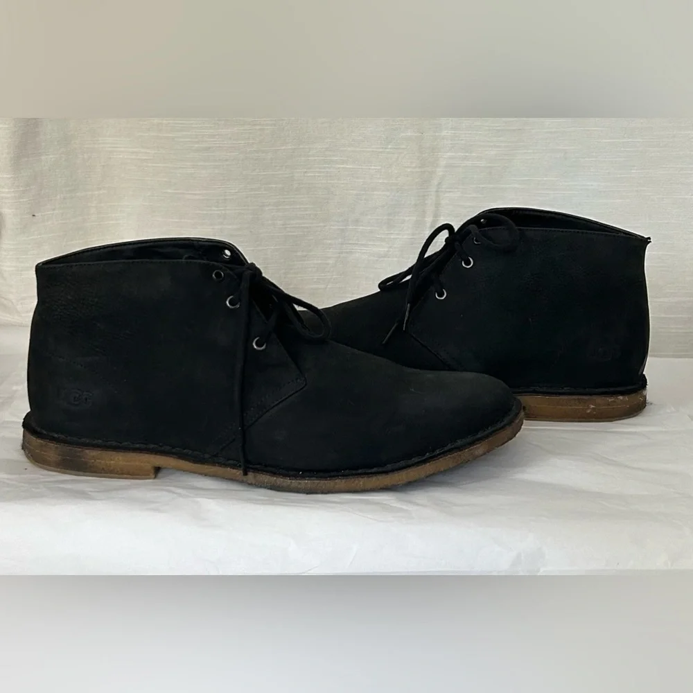 Men's Ugg Groveland Black Leather Lace-Up Chukka Boots Neutral Preppy Classic